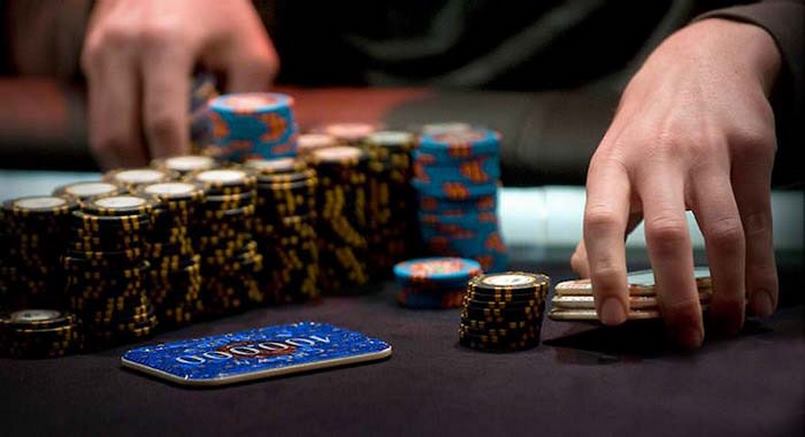 Biết Bluff trong Poker là gì thấy được sự cần thiết của xác định khoảng bài đối thủ